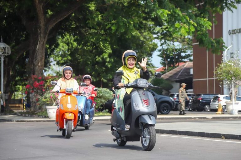 Pj Ketua PKK NTB Resmikan Komunitas Pengendara Wanita Elektrik (SADE)
