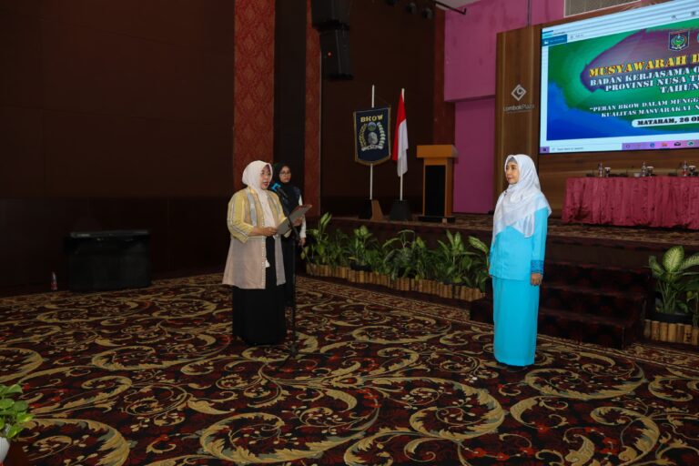 Bunda Lale Lantik Ketua BKOW Provinsi NTB