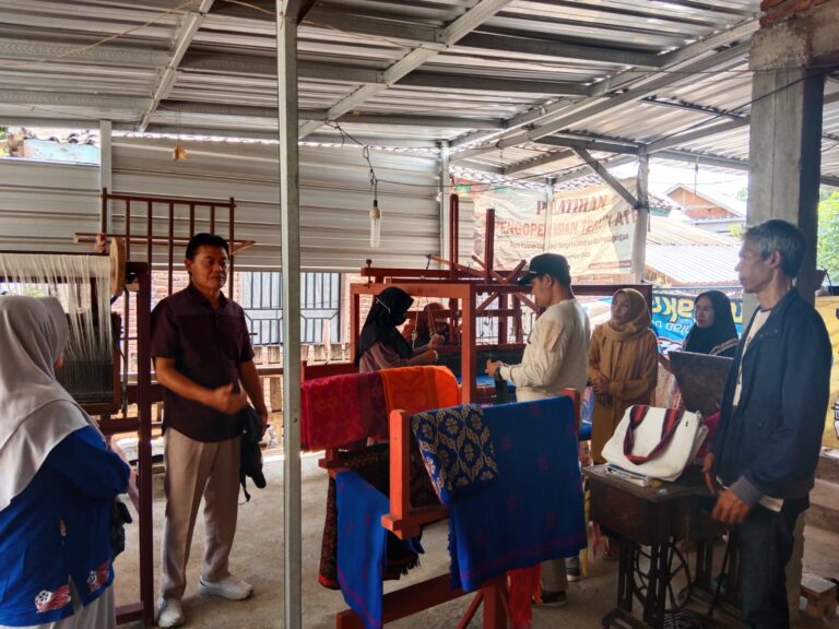 Jumat Salam, Kepala UPTD Balatkop Temui PengerajinTenun