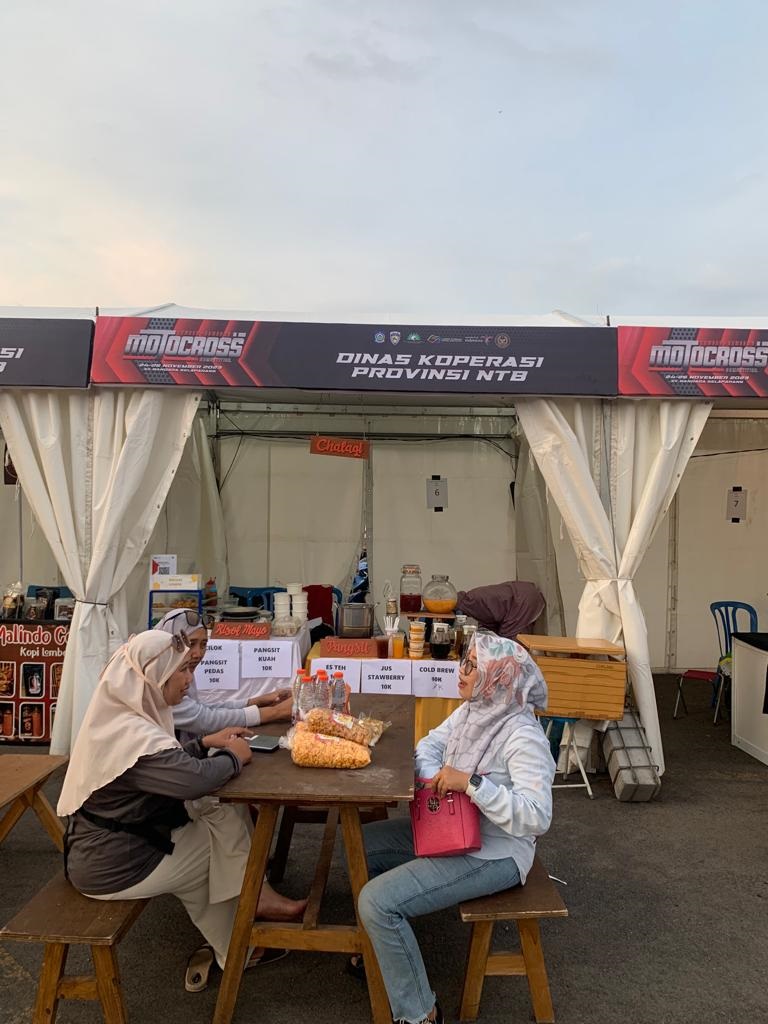 Prodak UMKM Siap Menggoyang Lidah Pengunjung MototCross Di X Bandara Selaparang.