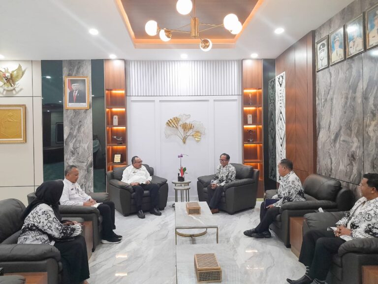 Pj Gubernur Miq Gite Terima Audiensi Pengurus PGRI NTB