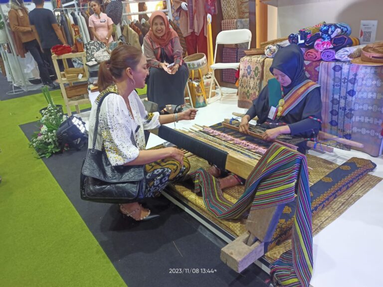 Terpukau, Donna Agnesia Lihat Alat Tenun Tradisional NTB