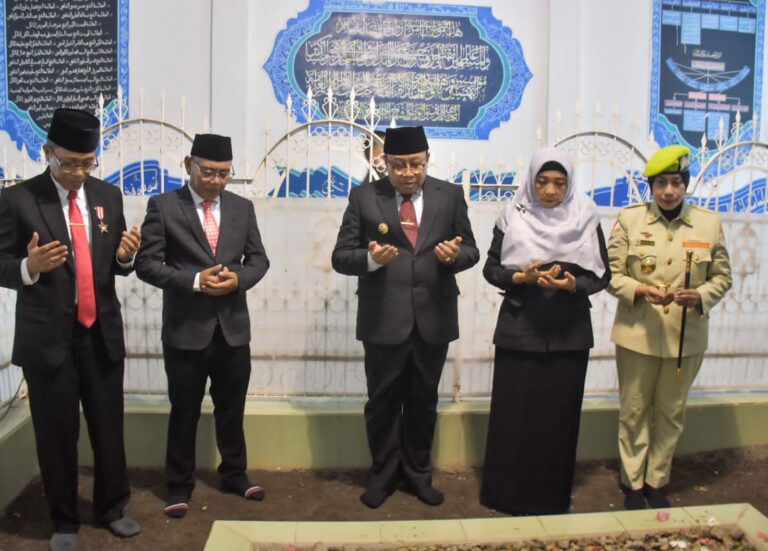 Peringati Hari Pahlawan, Pj Gubernur NTB Ziarah ke Makam Pahlawan Nasional di Pancor