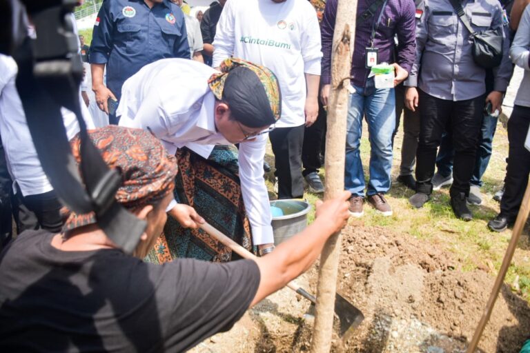 Jum’at Salam, Pemprov NTB Bersama Kementerian Desa Tanam Pohon Wujud Cinta Bumi