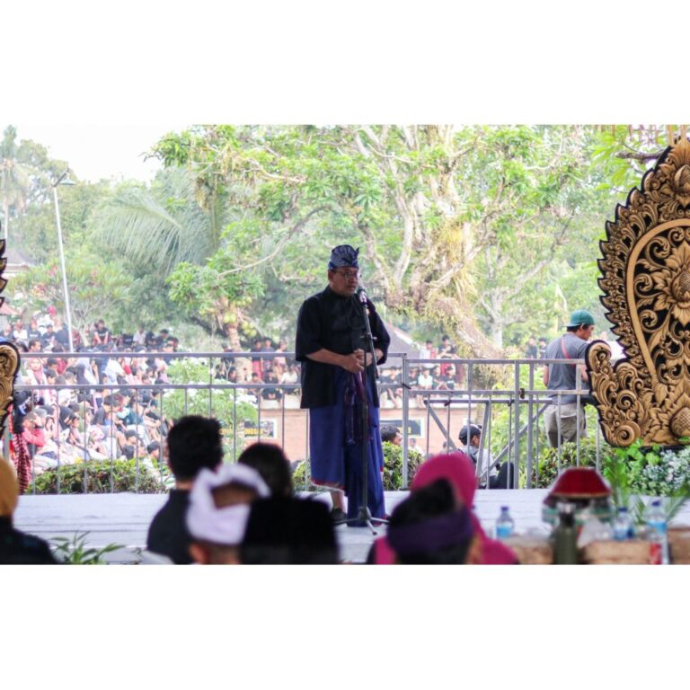 Pj Gubernur Miq Gite : Perang Ketupat Ajang Perkuat Silaturahmi dan Toleransi