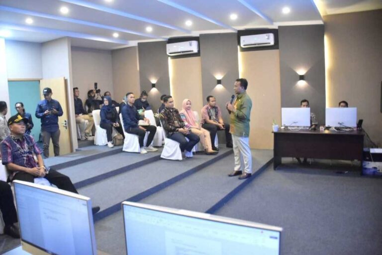 Doktor Najam Kadis Kominfotik NTB Paparkan Fungsi Command Center Ke Tim Kunker Pemda Sukoharjo