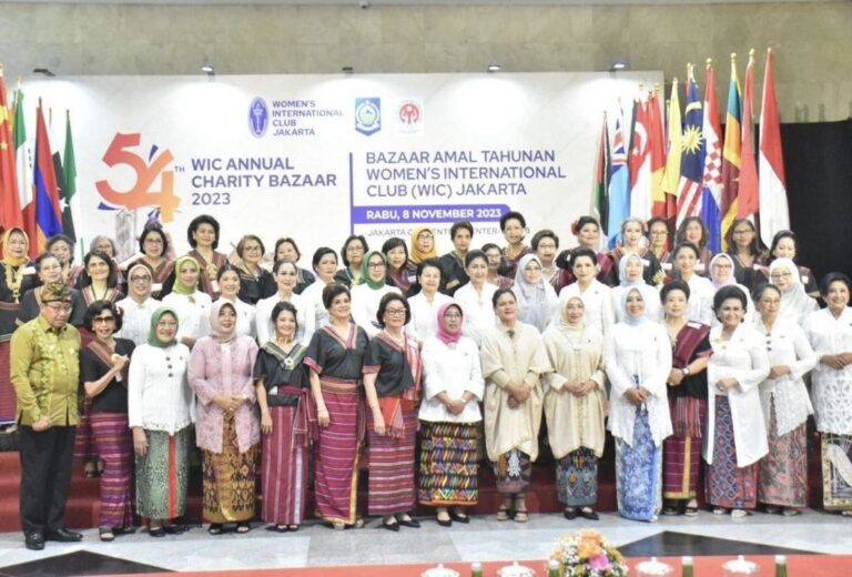 Kenakan Tenun Sukerare Khas NTB, Ibu Negara Buka Bazar Amal ke 54 WIC