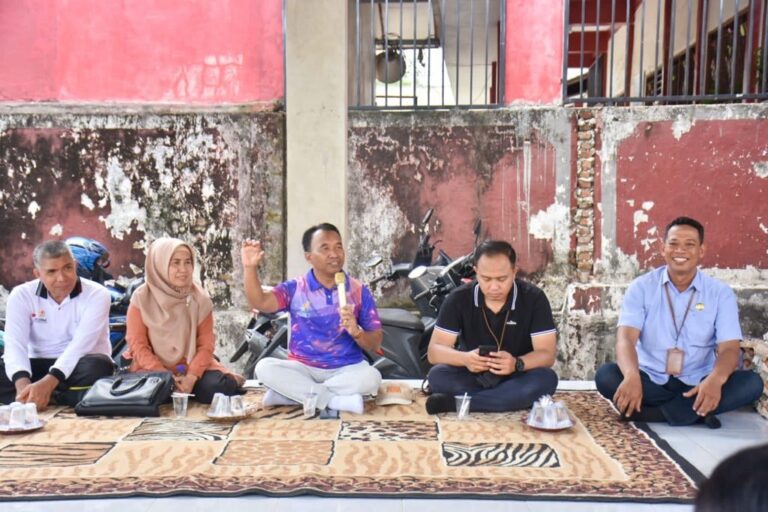 Diskominfotik NTB Beri Bantuan Telur Ayam di Kelurahan Cakranegara