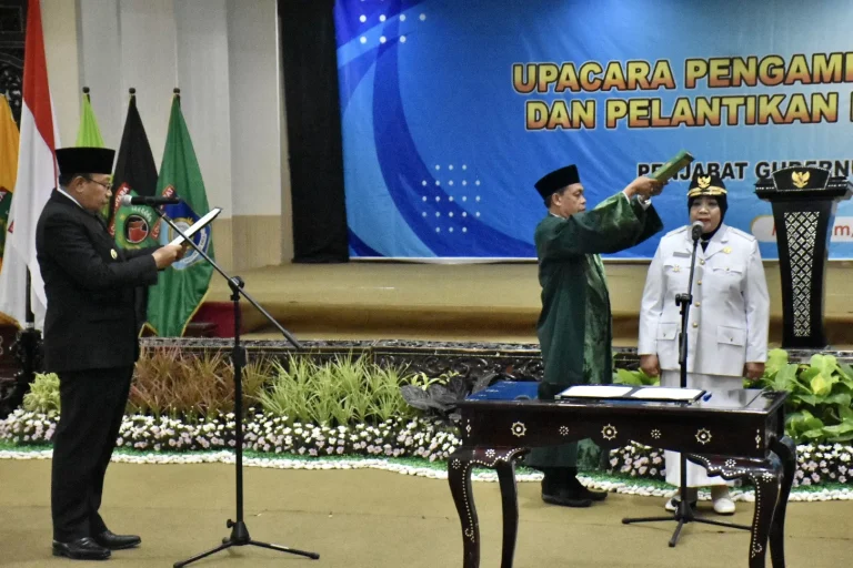 Pj Gubernur NTB Miq Gite Resmi Melantik Bupati Perempuan Lombok Barat Pertama Hj. Sumiatun