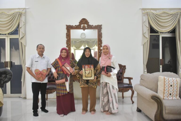 Kembangkan Anyaman Pandan, Pj Ketua PKK NTB Dukung Produk UMKM Mamben