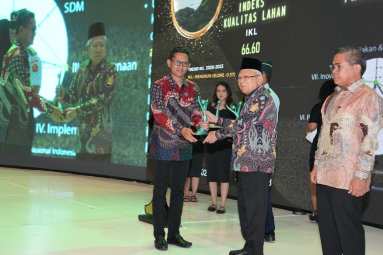 Julmansyah Kadis LHK NTB Raih Penghargaan Green Leadership dari Kementerian LHK