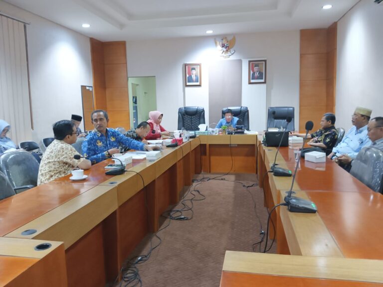 Membahas Raperda Perizinan