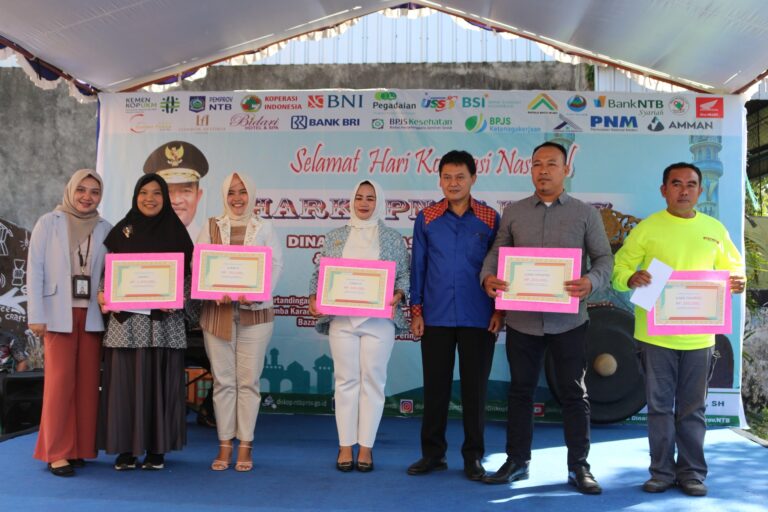 Penyarahan Hadiah Kepada Pemenang Lomba Karaoke