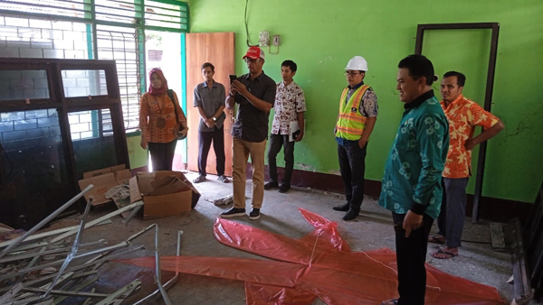 Cek Asset Bongkaran Revitalisasi Gedung PLUT KUMKM dan 2 Kamar UPTD Balatkop.