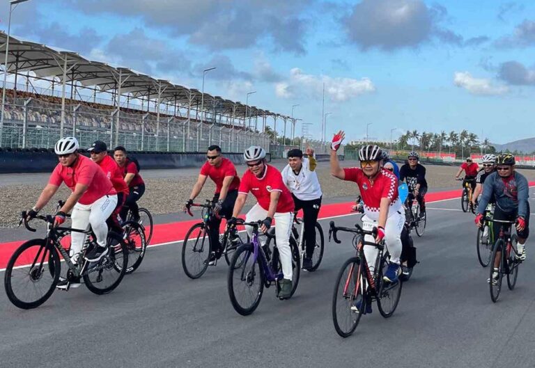 Mengecek Kesiapan Infrastruktur Dengan Bersepda Santai mengelilingi Sirkuit Mandalika