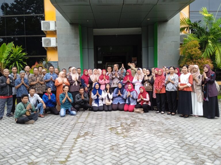 Menjelang Nyepi dan Hari Raya Iedul Fitri serta Libur Bersama, Karyawan Diskop UKM NTB Saling Memaafkan