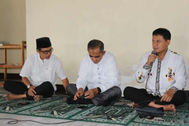 Tausyiah: Uwais Al Qarni, Pemuda Berbakti Kepada Orang Tuanya