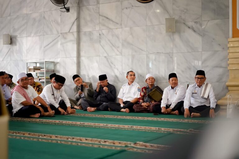 UMI Dinda Tutup Safari Ramadhan di Kelurahan Bertais