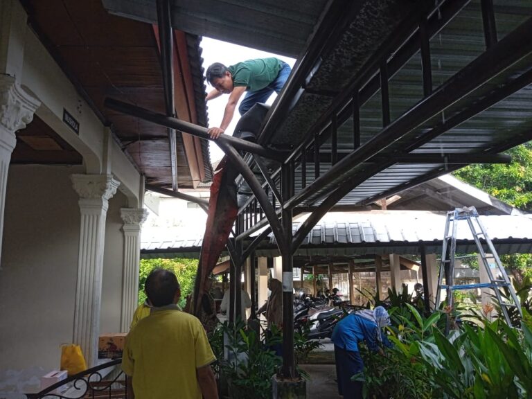 Perbaikan Musholla Diskop UKM NTB