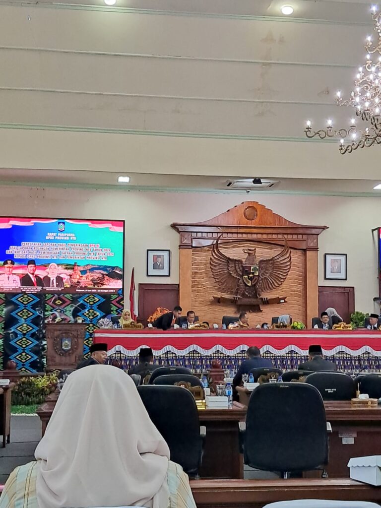 Rapat Paripurna DPRD Provinsi NTB dalam rangka penyerahan Laporan Hasil Pemeriksan BPK RI