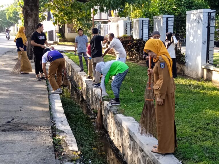 Aksi Bersih bersih Pegawai Diskop UKM NTB