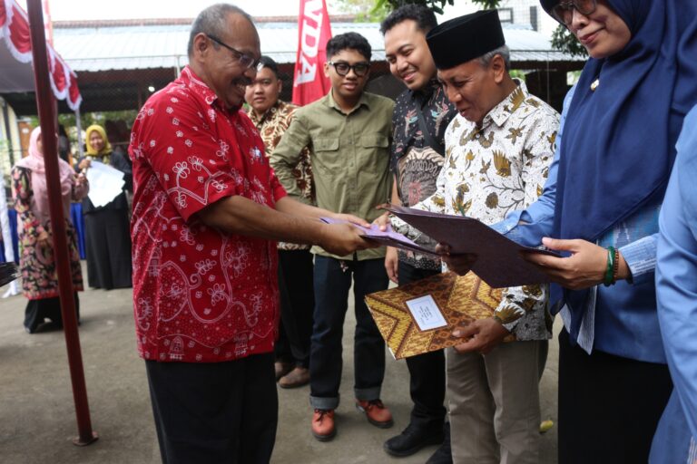 Pemberian Beasiswa Oleh Ketua Kopsyah Sepakat Sejahtera NTB