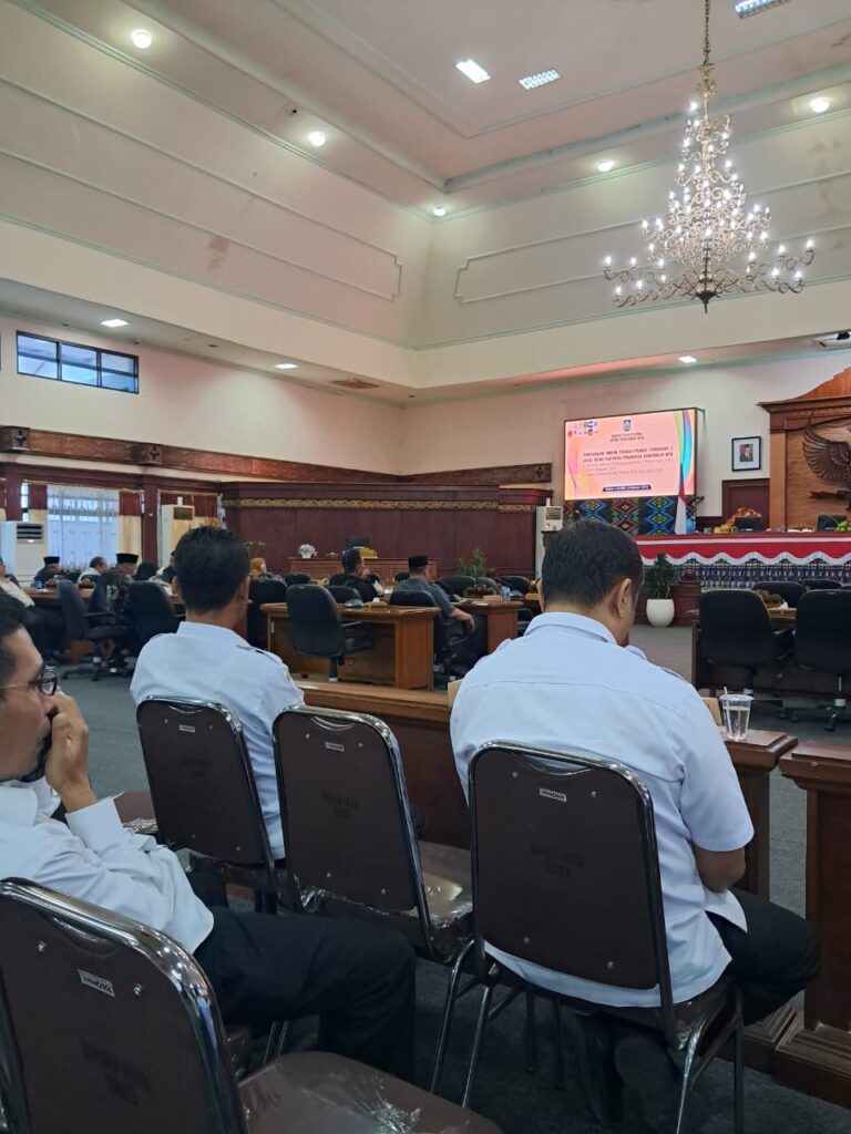 Rapat Paripurna DPRD NTB dengan agenda penyampaian Pandangan Umum Fraksi Fraksi