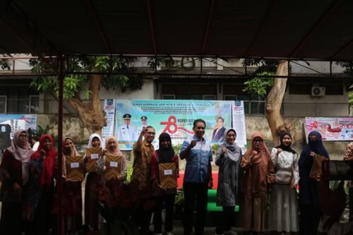 Pemberian Beasiswa Oleh Ketua Kopsyah Rajawali NTB dan Ketua Panitia Harkopnas Ke 78