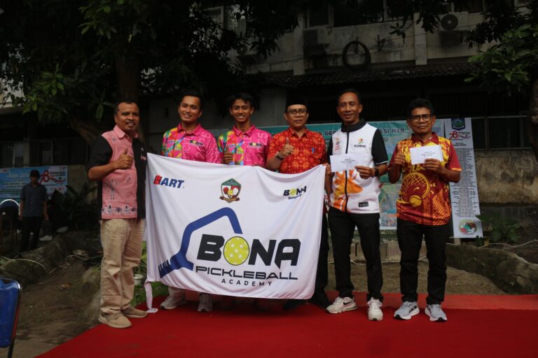 Pemberian Hadiah Open Turnamen Pickle Ball