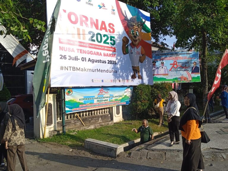 Aksi Bersih bersih Di Ruas Jalan Airlangga