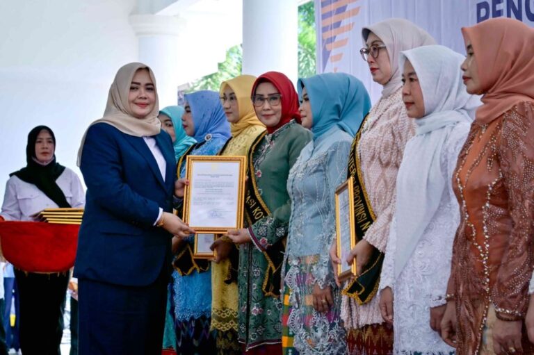 Kukuhkan Bunda Literasi se-NTB, Wagub Umi Dinda : Bersama Membangun Literasi Menuju NTB Makmur Mendunia