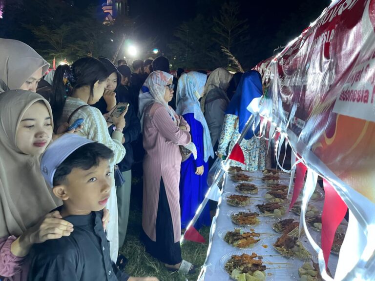 Pesta Rakyat HUT ke-80 RI di NTB Mall, Diskop UKM NTB Bagikan 120 Paket Makanan Gratis