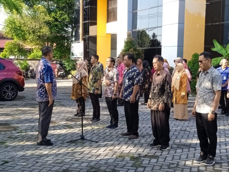 Kadis Koperasi UKM NTB Pimpin Apel Pagi Peringatan Hari Batik