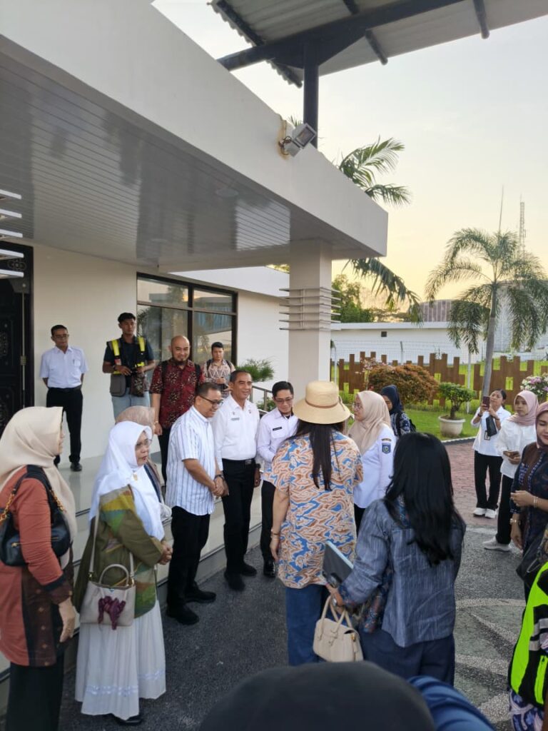 Kepala Dinas Koperasi UKM NTB Sambut Kedatangan Ketua Bidang Standarisasi Dekranas