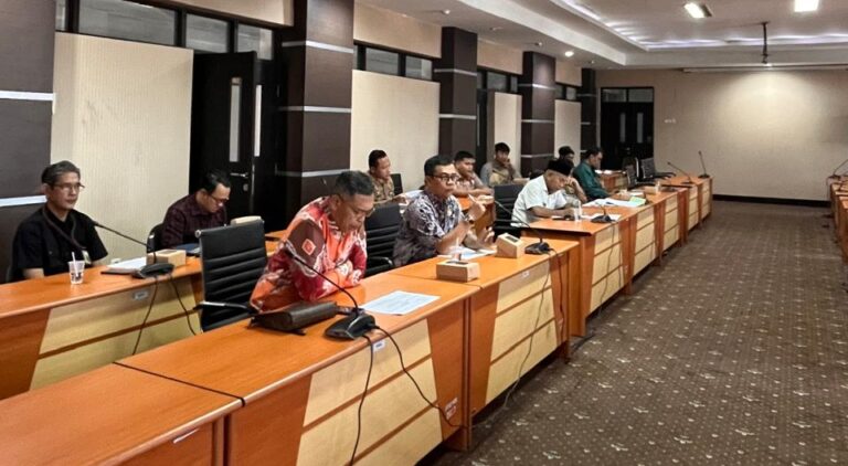 Sekdis Koperasi UKM NTB Hadiri Rapat Pembentukan Raperda Tahun 2025 di DPRD NTB