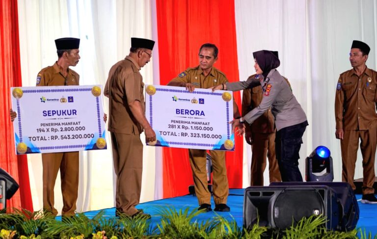 Wakili Menteri Koperasi, Kadiskop UKM NTB Serahkan SHU Koperasi Tambang Untuk Desa Berora