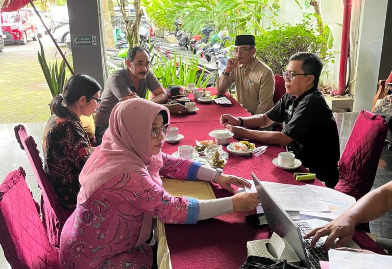 Tinjau Pelatihan Peningkatan Kompetensi Pengurus Koperasi di Lombok Tengah